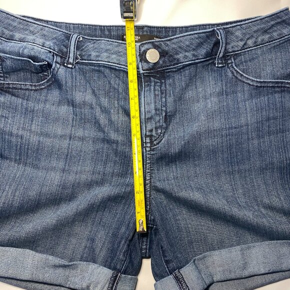 Simply Vera Wang Womens Denim Shorts 12 Stretch Cuffed Medium Wash Mid-Rise EUC - Picture 5 of 8